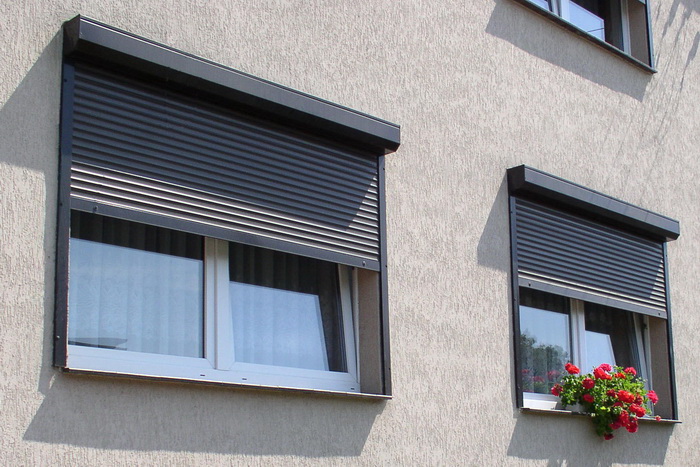 Уличные металлические защитные жалюзи на окна (рафшторы) снаружи