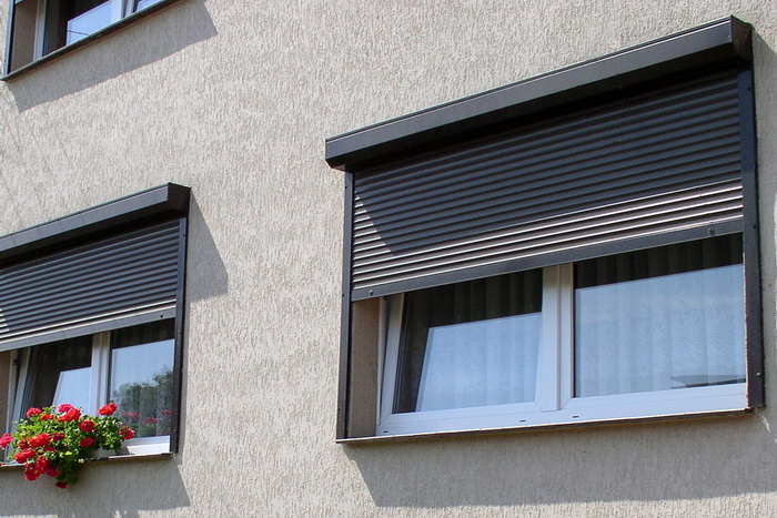 Уличные металлические защитные жалюзи на окна (рафшторы) снаружи