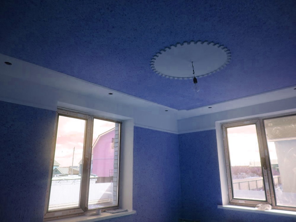 Синий потолок перекликается со стенами и создает необычный эффект визуально расширяя пространство 