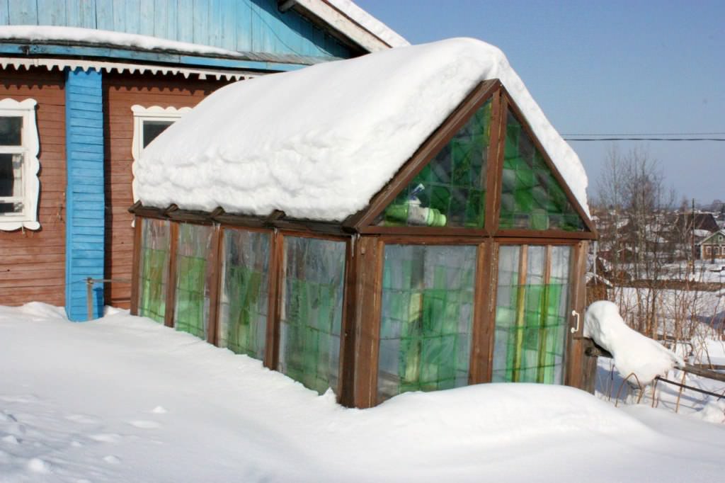 Теплица из пластиковых бутылок своими руками