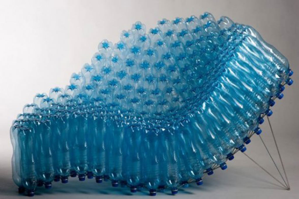 Пластиковые бутылки считаются мусором, но только не у дачников, которые умеют найти практичное применение всему
