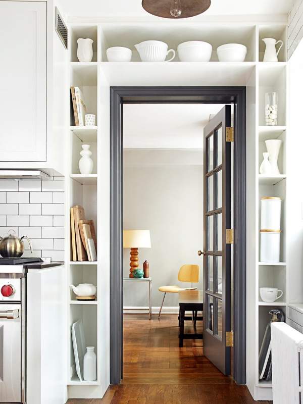 Красивые двери для кухни - фото со шкафом вокруг