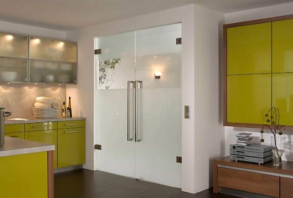 Двухстворчатые кухонные двери со стеклом - фото в интерьере