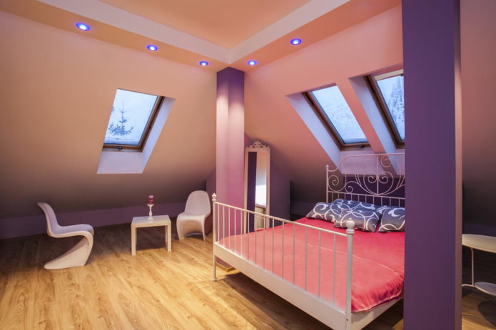 Дизайн потолка в спальне мансарды