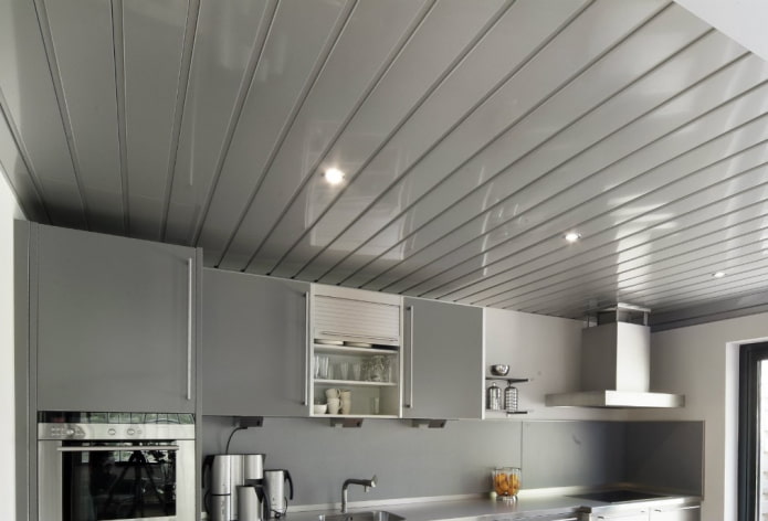 алюминиевые панели на потолке на кухне
