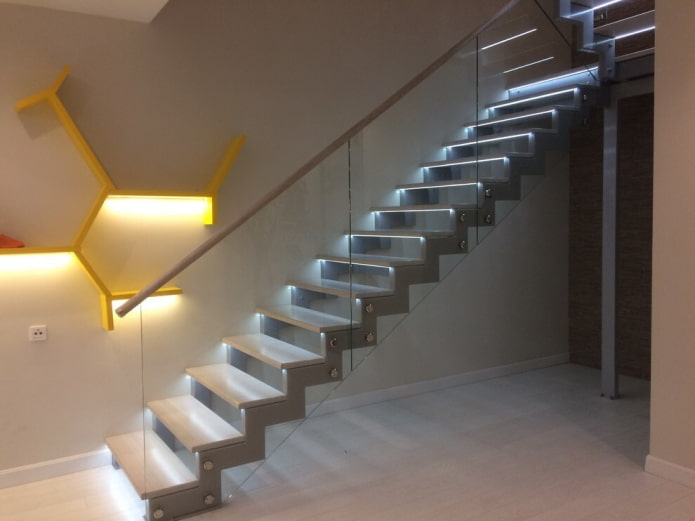 металлическая лестница с подсветкой в интерьере дома