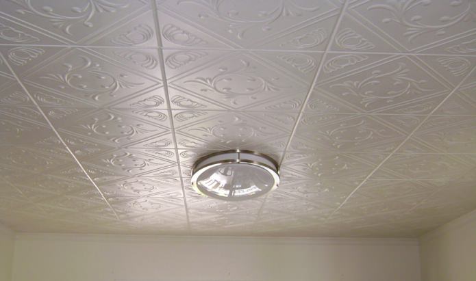 пенопластовая плитка на потолке