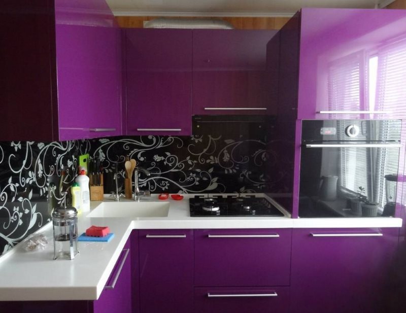 Фиолетовые фасады кухонного гарнитура угловой планировки