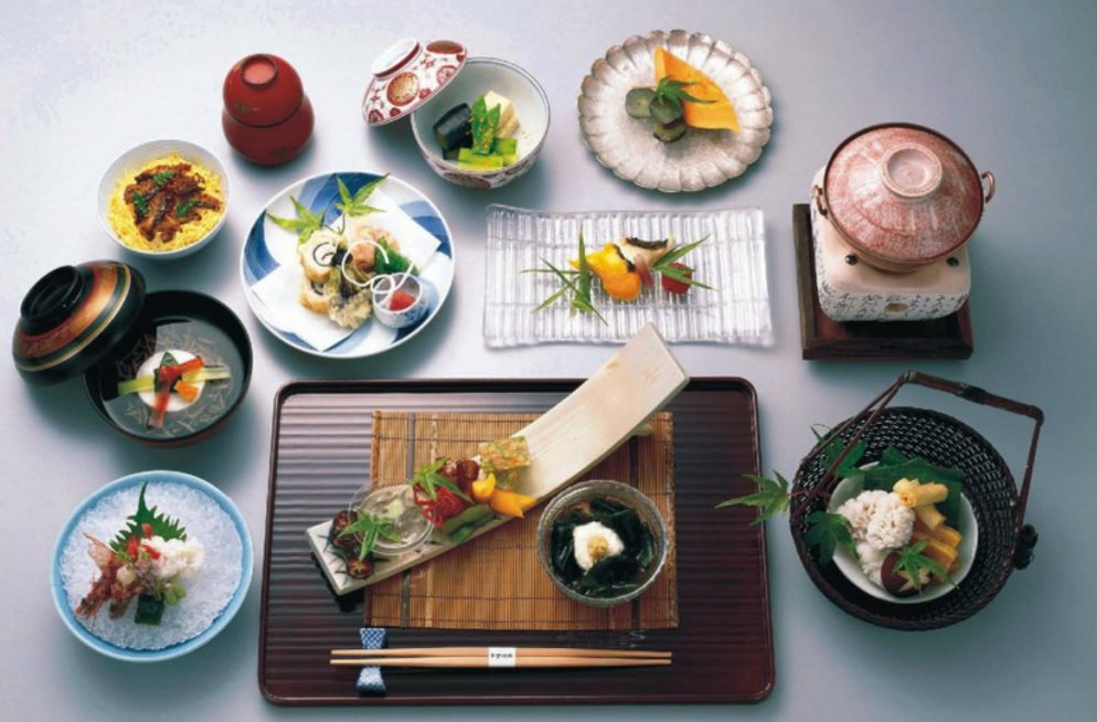 Японская посуда на кухонном столе