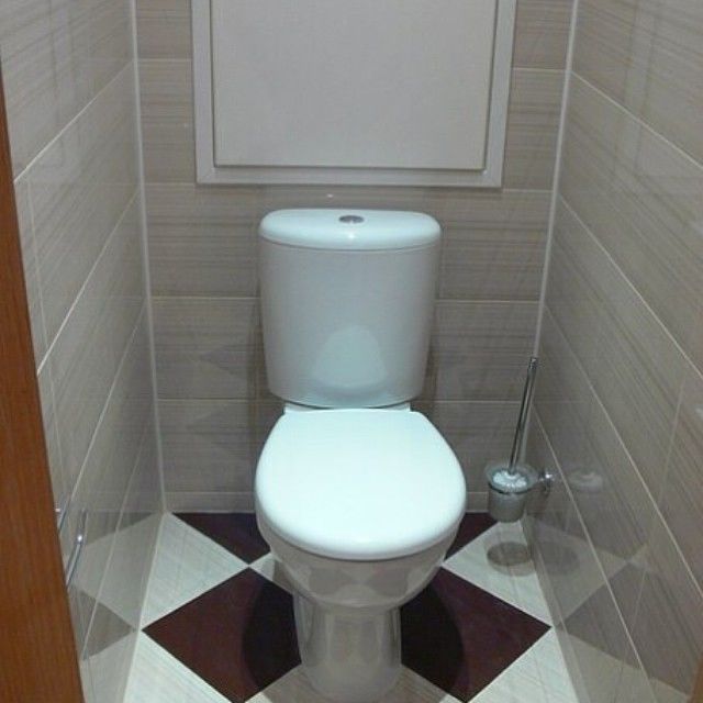 Керамическая плитка на полу компактного туалета