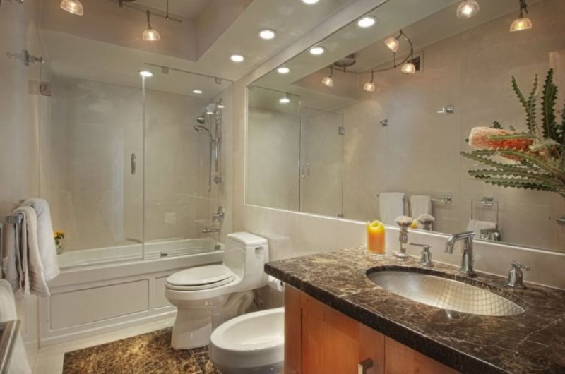 Потолок ванной комнаты с точечными светильниками