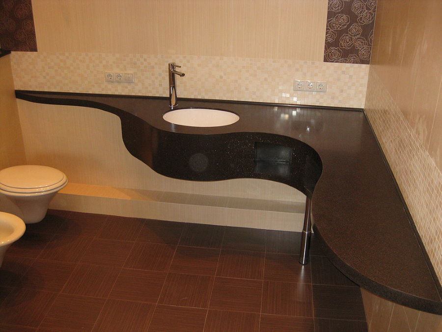 Акриловая столешница темного цвета в просторной ванной