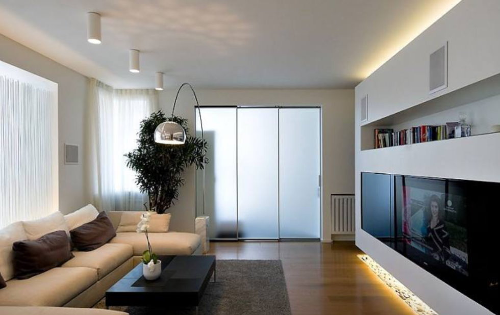 Освещение современной гостиной комнаты с невысоким потолком