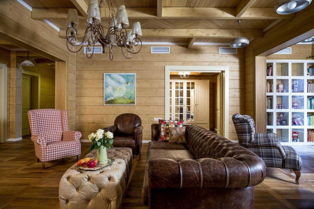 Дизайн гостиной в деревянном доме с камином