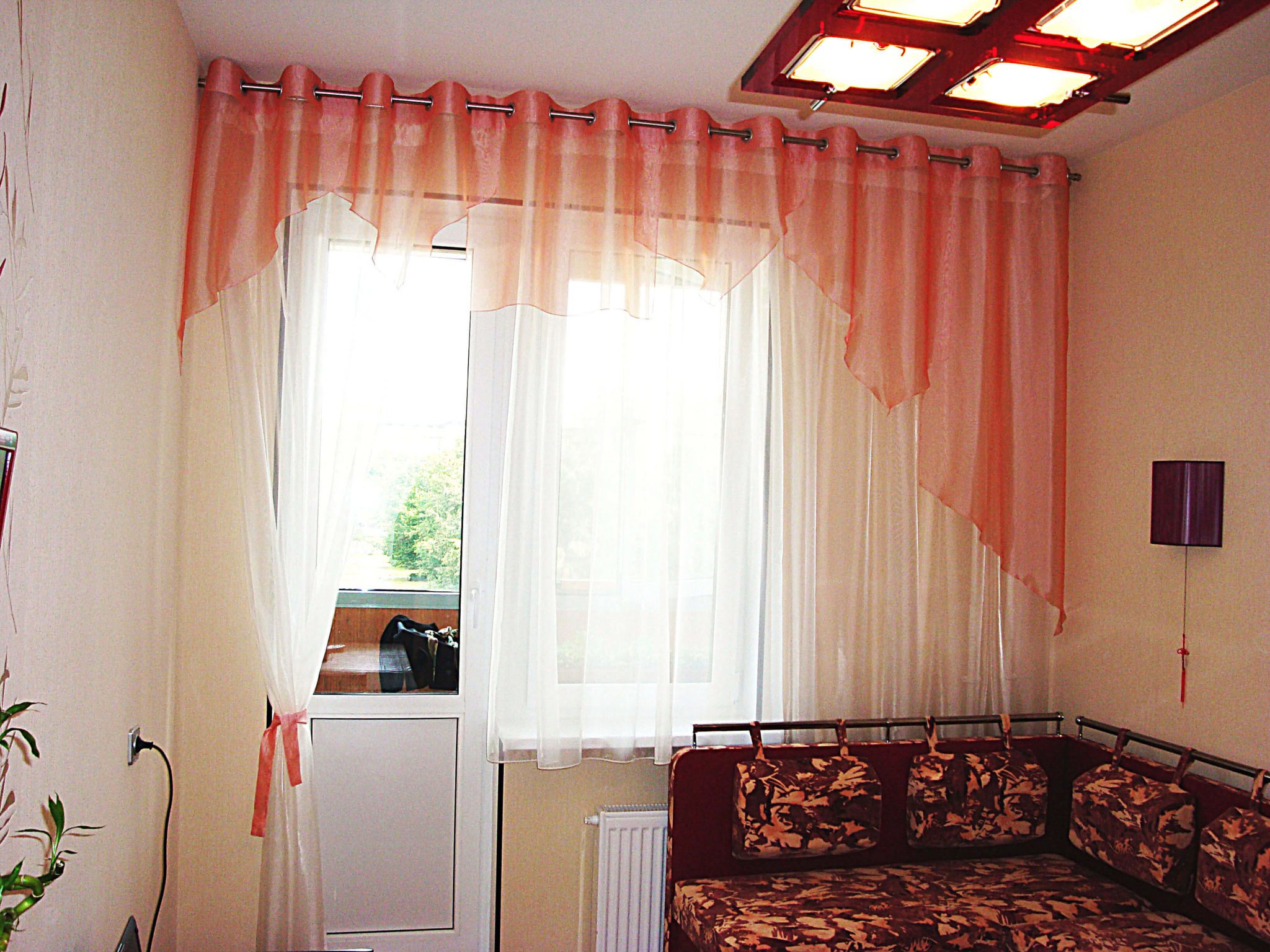 Короткая тюль в гостиную с балконом
