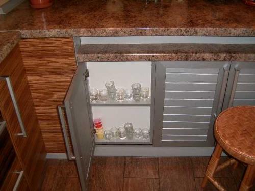 Как заделать холодильник под окном. Убрать хрущевский холодильник 15