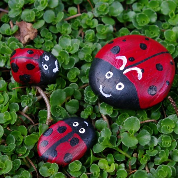 божья коровка из камня фото