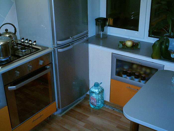 Духовой шкаф под окном на кухне фото ремонта