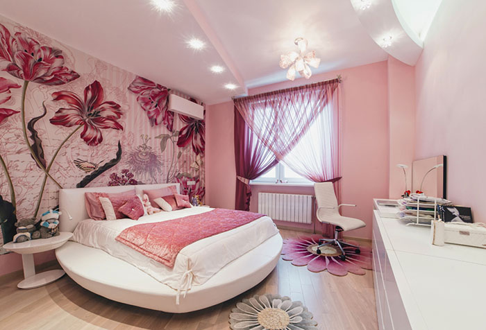 Легкие шторы в спальне с розовыми обоями