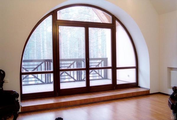 Арочные окна разнообразят дизайн любого дома, причем как снаружи, так и внутри помещения