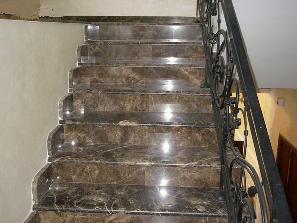 Ступени из керамогранита отлично подойдут для лестницы как в стиле модерн, так и в классическом 