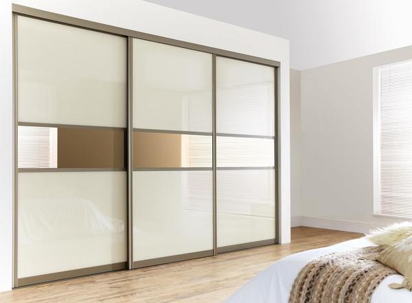 Раздвижные двери в гардеробную могут состоять из двух и более отдельных элементов 