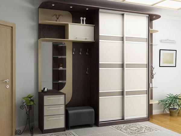 Шкаф для прихожей следует подбирать так, чтобы он гармонично дополнял интерьер помещения