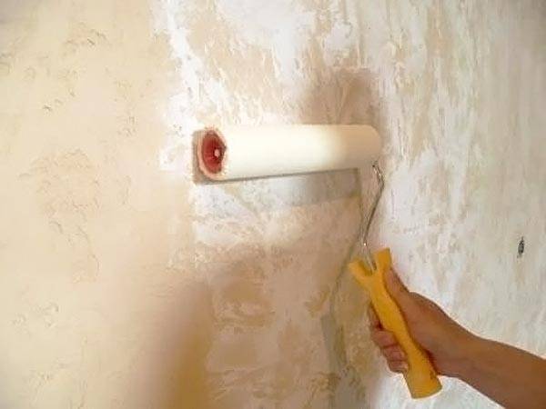 Декоративная штукатурка для внутренней отделки стен - покраска