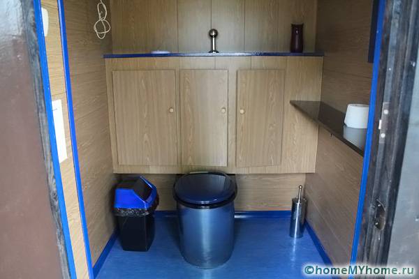 Под туалет внутри помещения нужно подобрать отдельную комнату, которая применяется для хозяйственных нужд