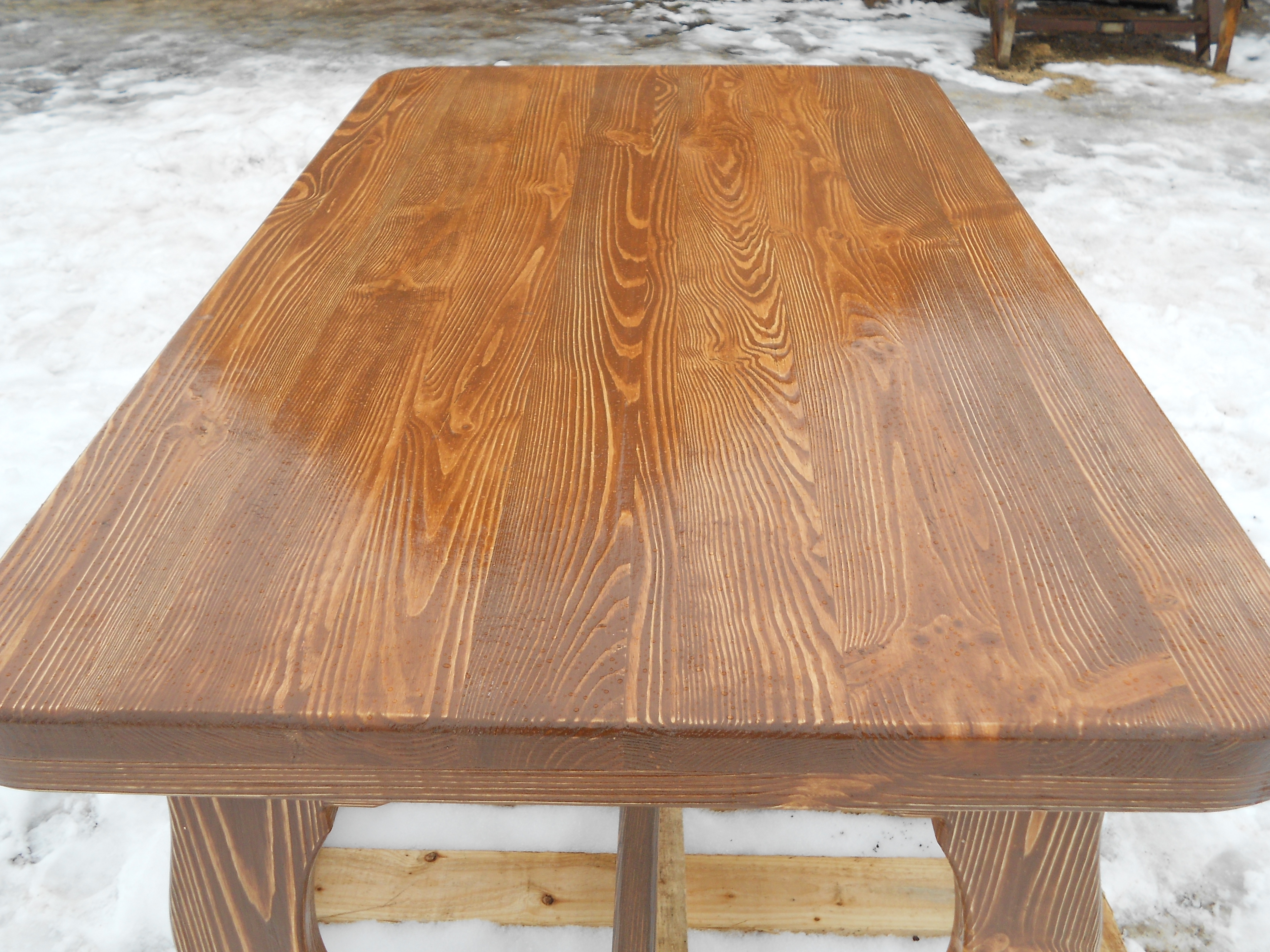 Деревянный лакированный стол