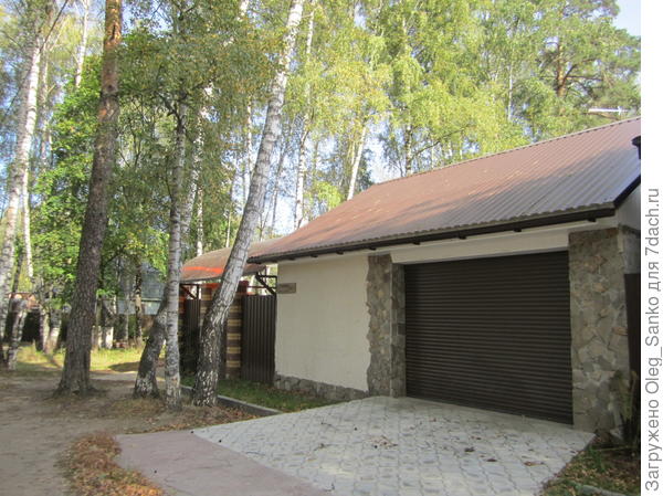 Здание гаража является частью ограждения участка