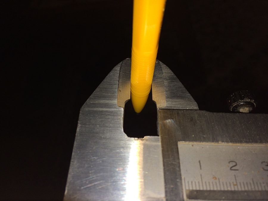 Как сделать замер штангенциркулем, меряем ручку острыми губками: фото с