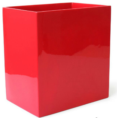 Красная корзина для мусора