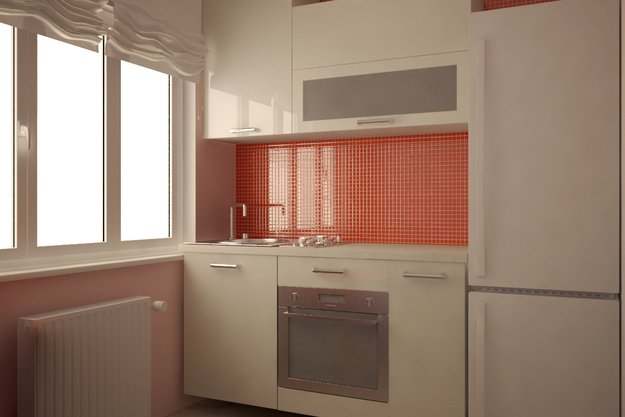 Кухня в белом цвете с оранжевыми акцентами