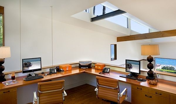 Стильный домашний офис на мансарде с застекленной крышей