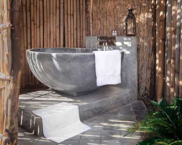 Ванна в окружении бамбука