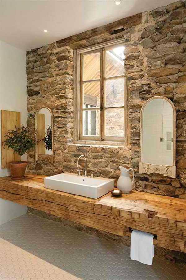 Каменная стена в ванной комнате