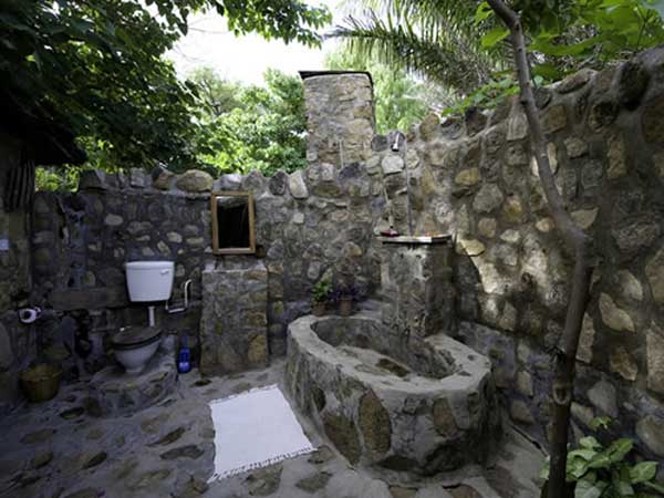 Камни в окружении ванны