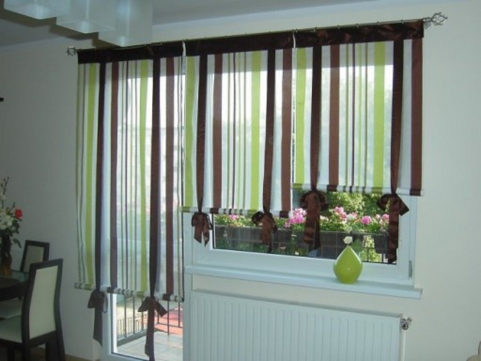 римские шторы на завязках в кухне с балконом