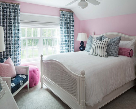 голубые занавески под розовые обои в спальне