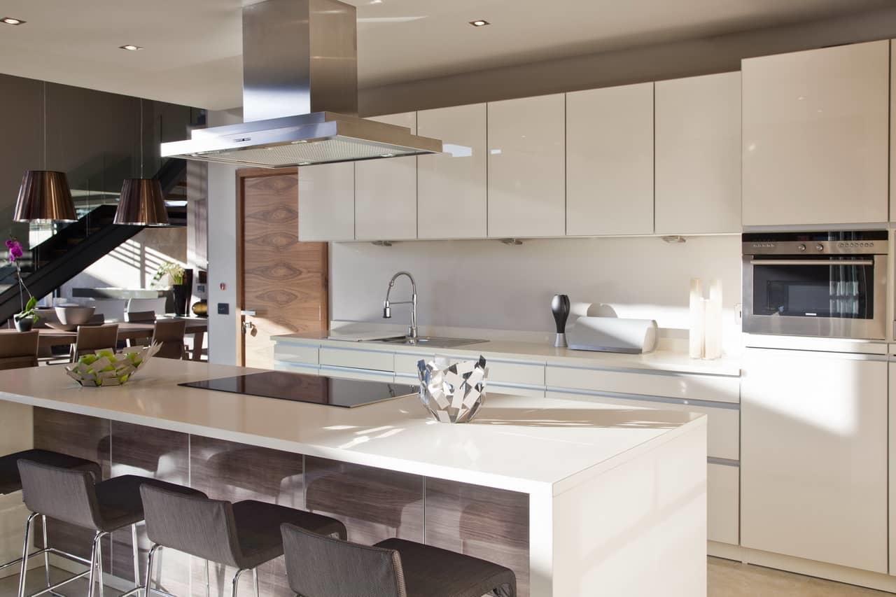 Для оформления такой просторной кухни можно подобрать любой стиль, который понравится всем вашим домочадцам 