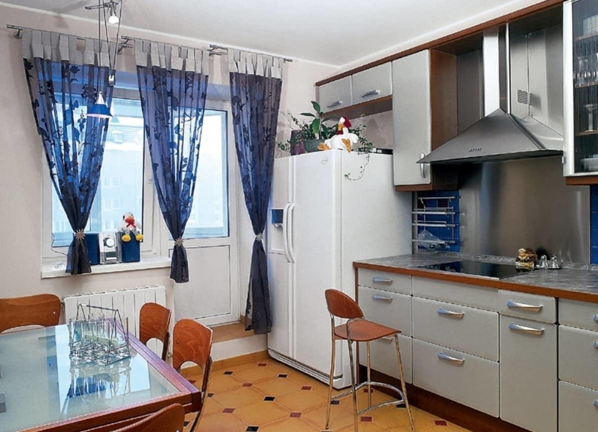 Дизайн и вид штор для кухни с балконом можно сочетать с различными типами ткани