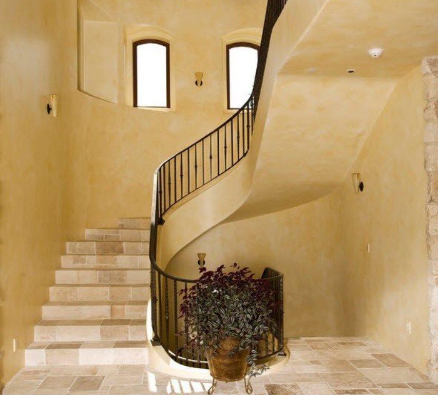Очень красиво и современно на ступенях лестницы смотрится каменная плитка