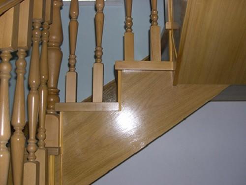 Полиуретановый лак для лестниц из дерева имеет массу преимуществ, среди которых - гибкость и прочность