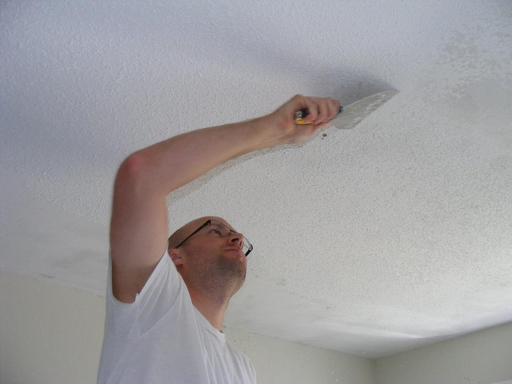 Очистка потолка от старого покрытия является обязательным процессом перед проведением отделочных работ