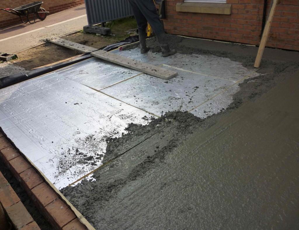 В качестве основания для напольного покрытия лучше использовать бетонный пол