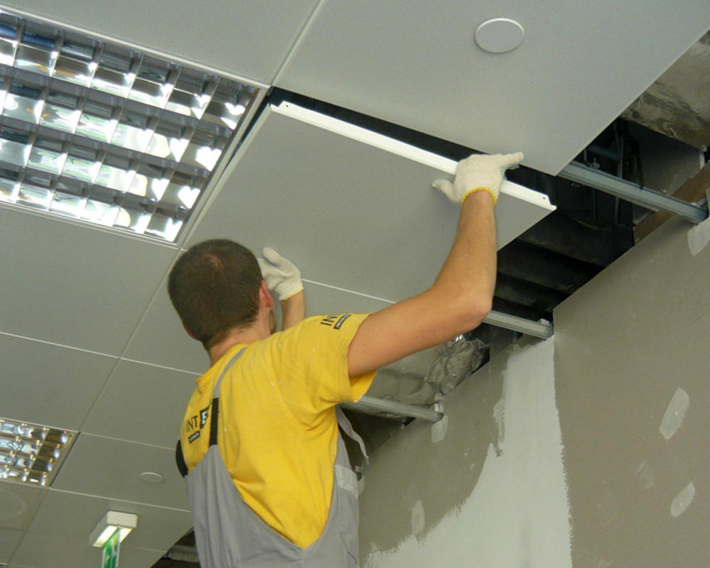 При отсутствии опыта монтажа потолков следует обратиться за помощью к профессионалам, которые выполнят монтаж быстро и качественно 