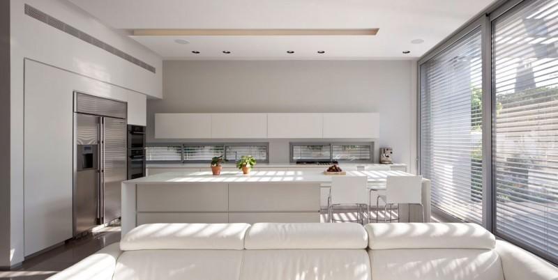 Прозрачная мебель и светлые стены способны зрительно расширить небольшое кухонное помещение и сделать его более свободным