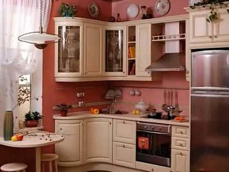 Прозрачная мебель и светлые стены способны зрительно расширить небольшое кухонное помещение и сделать его более свободным