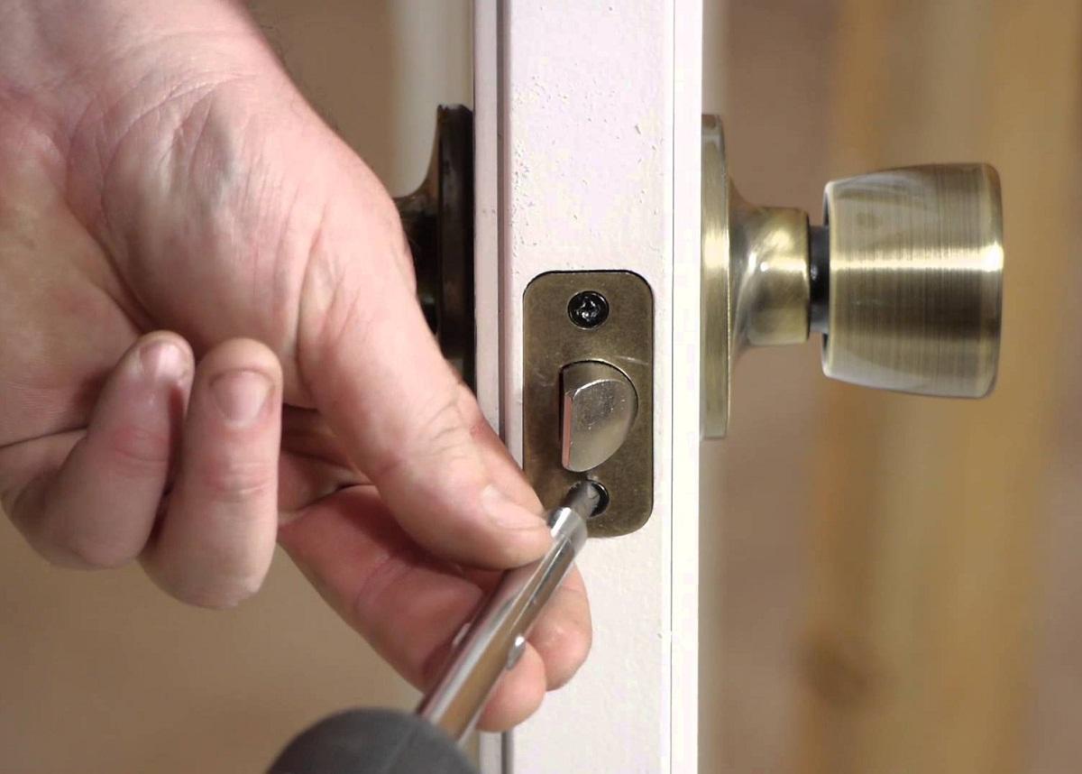 Чтобы разобрать межкомнатную дверь, стоит использовать отвертку и другие необходимые инструменты 